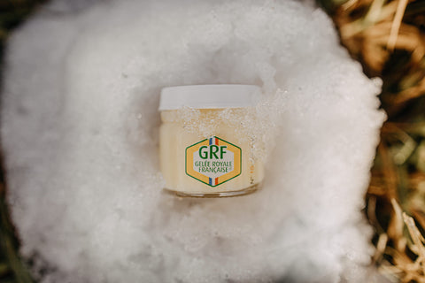 Pilulier de gelée royale GRF dans la neige